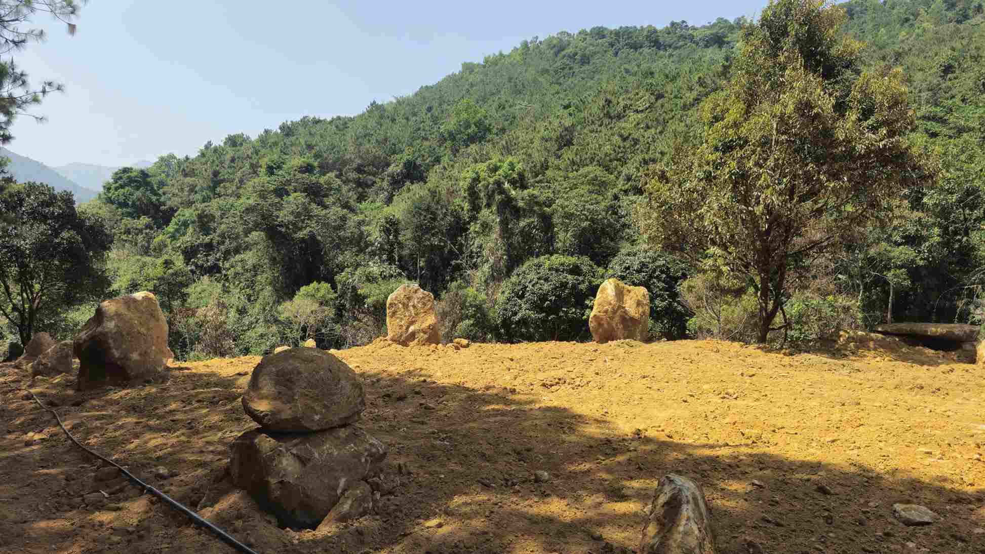 Sau khi san gạt, người vi phạm sử dụng các khối đá tự nhiên để tạo cảnh quan. Ảnh: Phúc Khánh 