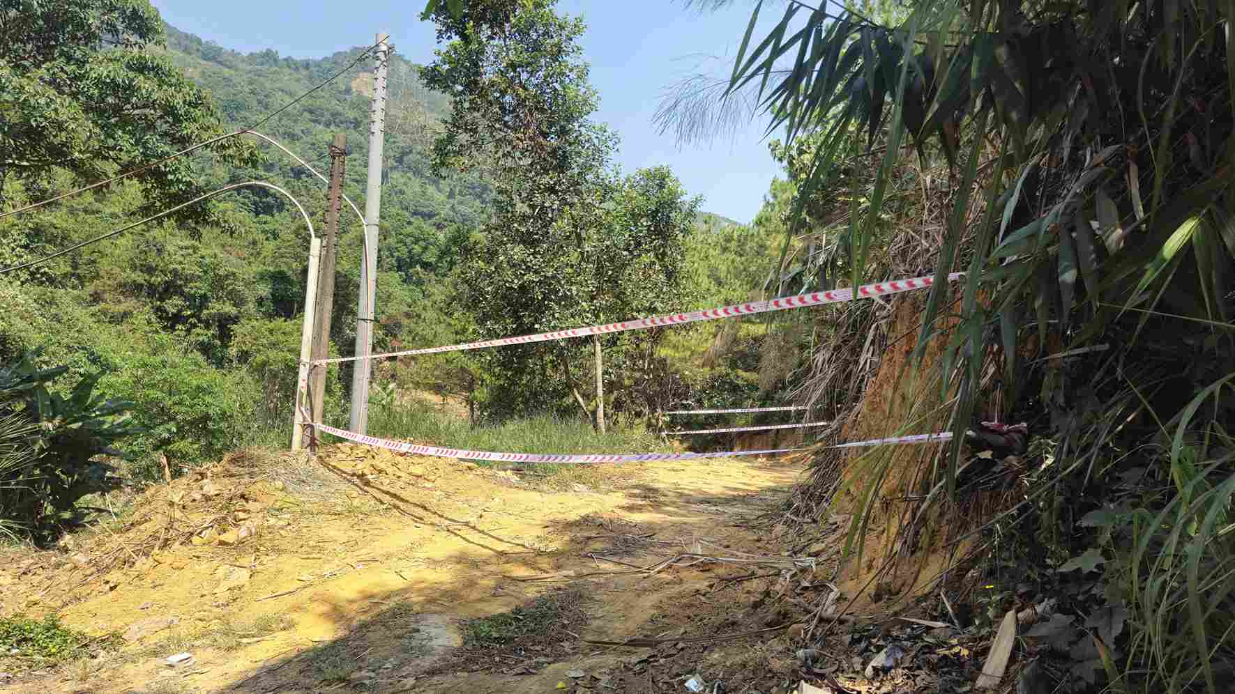 Cơ quan chức năng căng dây phong tỏa khu vực xảy ra san gạt, mở đường, lấn suối trên đèo Bảo Lộc. Ảnh: Phúc Khánh 