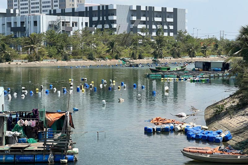 The surface of the Ha Thanh River (Quy Nhon ward, Gia Lai) is surrounded to illegally raise aquatic products. Photo: Hoai Phuong