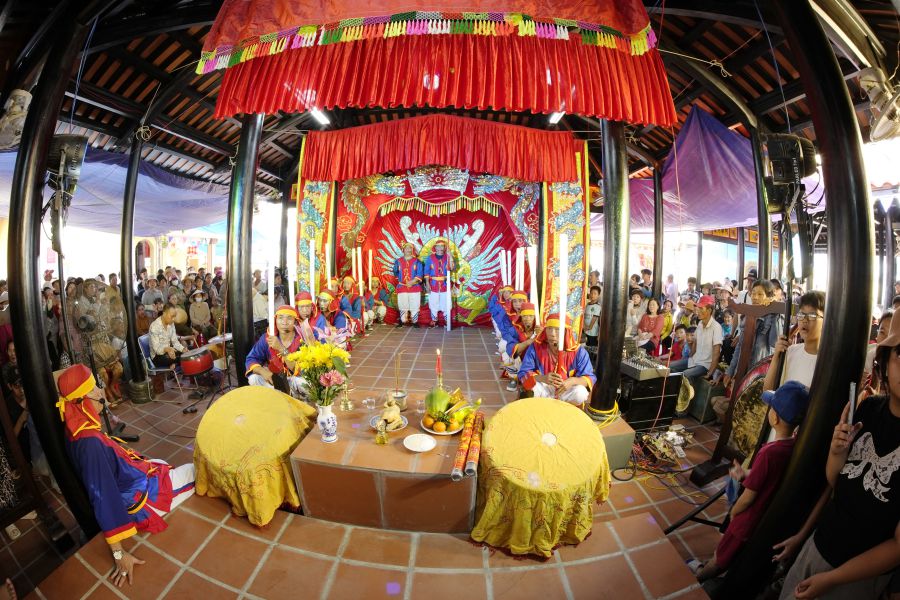 Hát cúng bằng Bá Trạo. Ảnh: Dương My Anh - Tuấn Anh