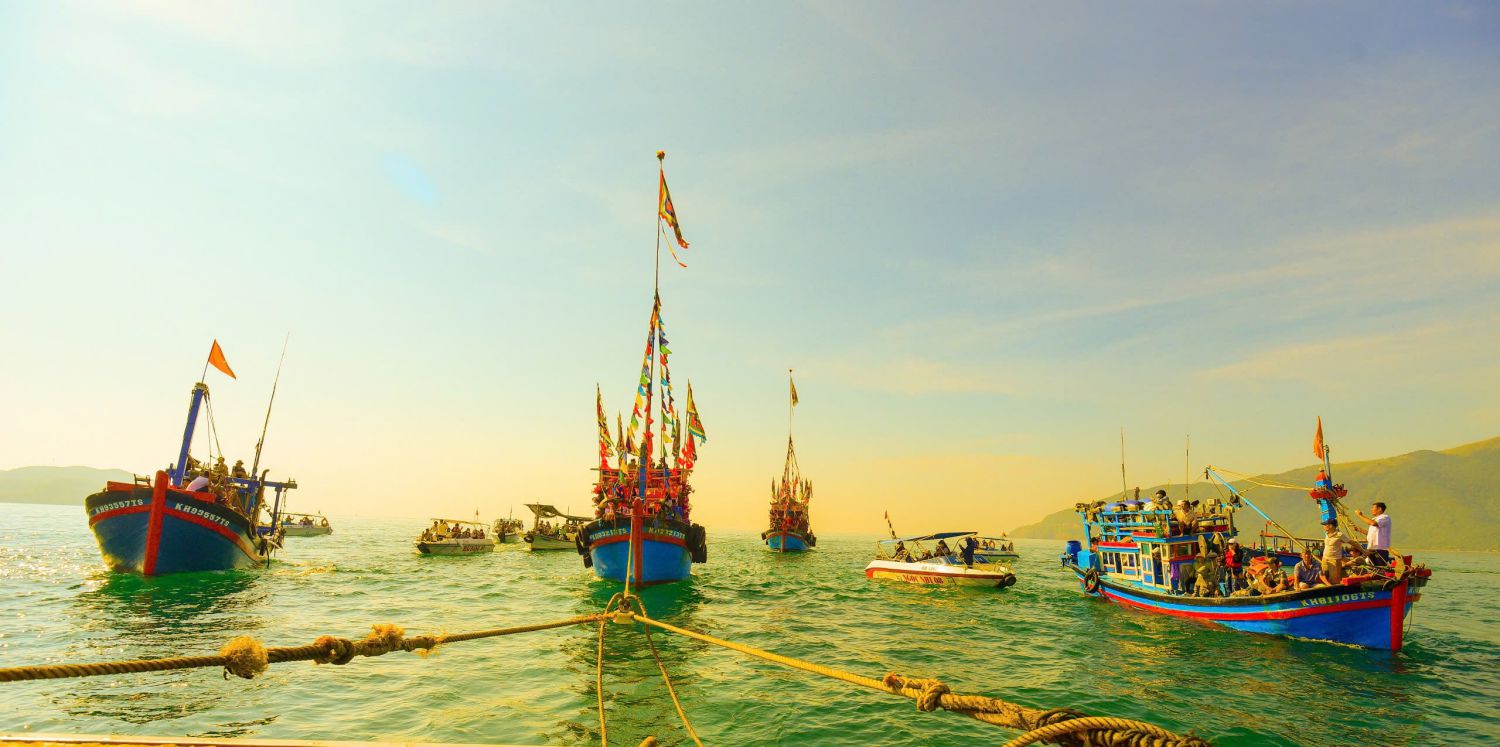 The fleet of boats advances to the sea to carry incense to the South Sea gods. Photo: Duong My Anh - Tuan Anh