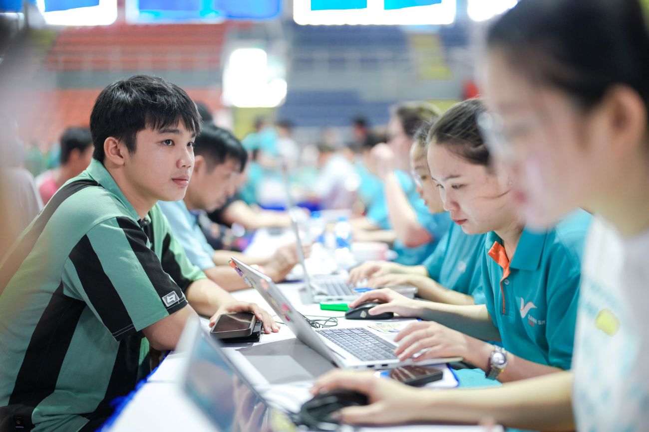Many people register for electric motorbike taxi technology. Photo. Xanh Sm