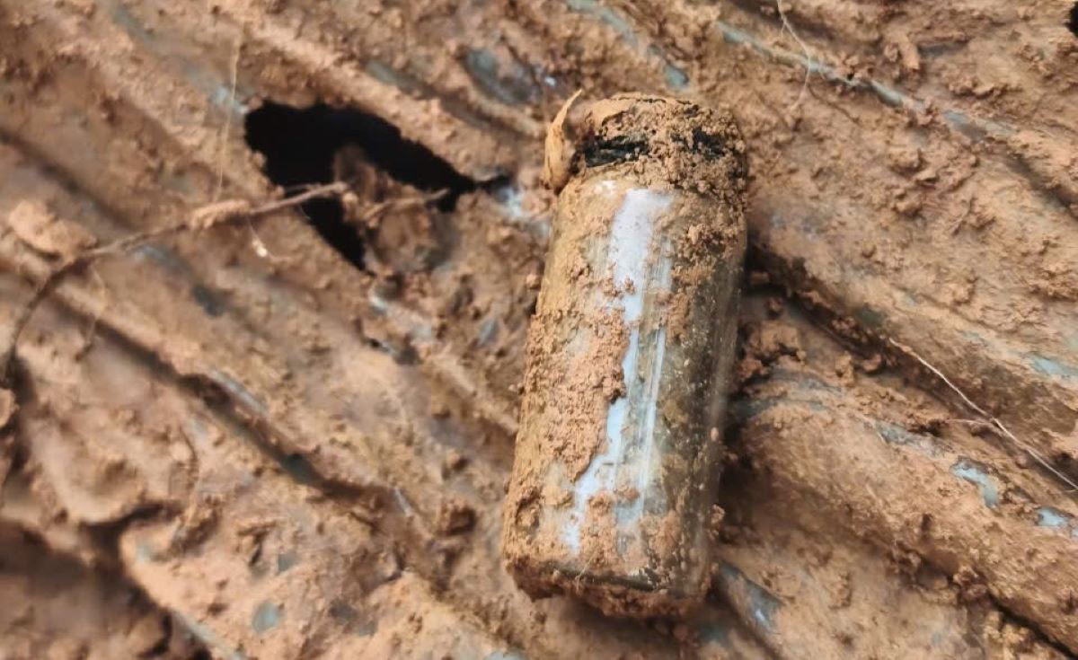 Lọ thủy tinh nghi có chứa thông tin được bảo quản cẩn thận được tìm thấy cùng hài cốt liệt sĩ. Ảnh: Đoàn 337