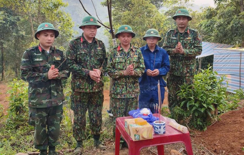 The Team for Repatriating Martyrs' Remains of Economic - National Defense Team 337 offers incense to the found martyrs' remains. Photo: Team 337