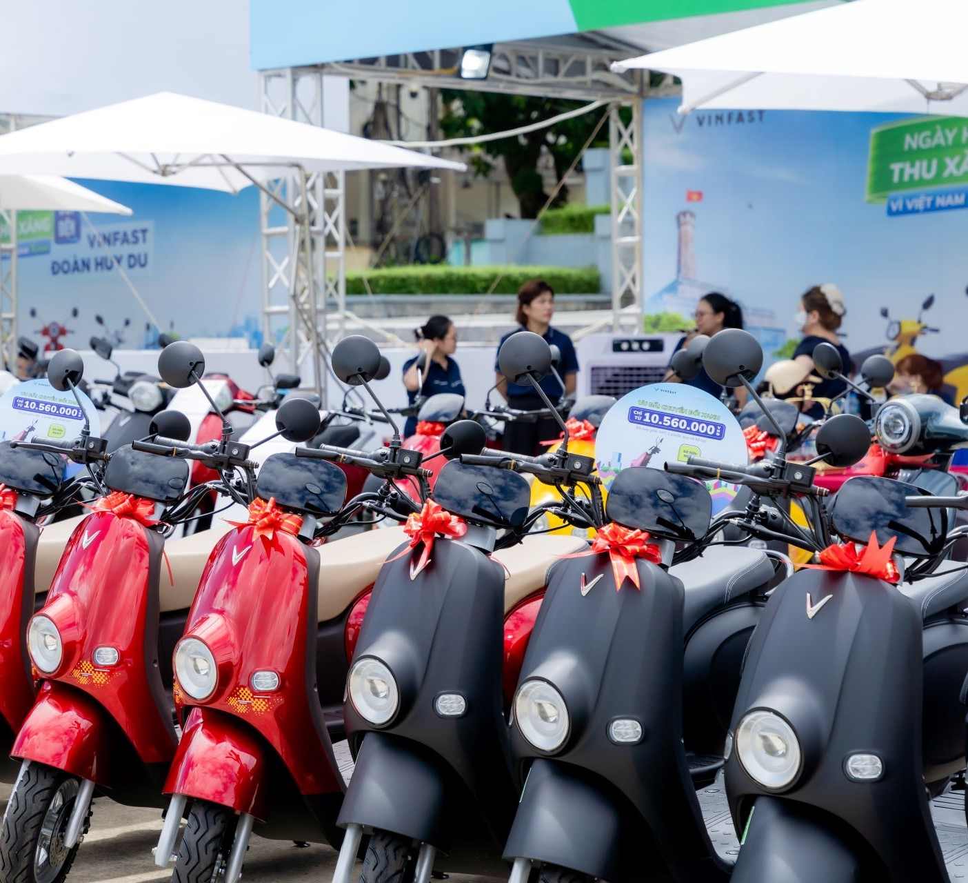 Many people decided to switch from gasoline cars to electric cars. Photo: Gia Huy