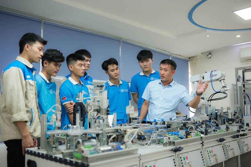 To continue to break through towards the goal of double-digit growth, Vietnam needs to strongly transform into a growth model based on technology, innovation and green economy. Photo: Hai Nguyen