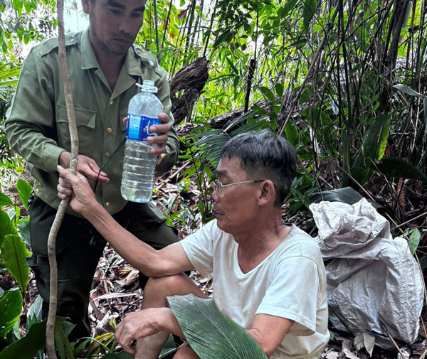 The old man was found by people and functional agencies, who provided drinking water to bring him back to his house. Photo: Police