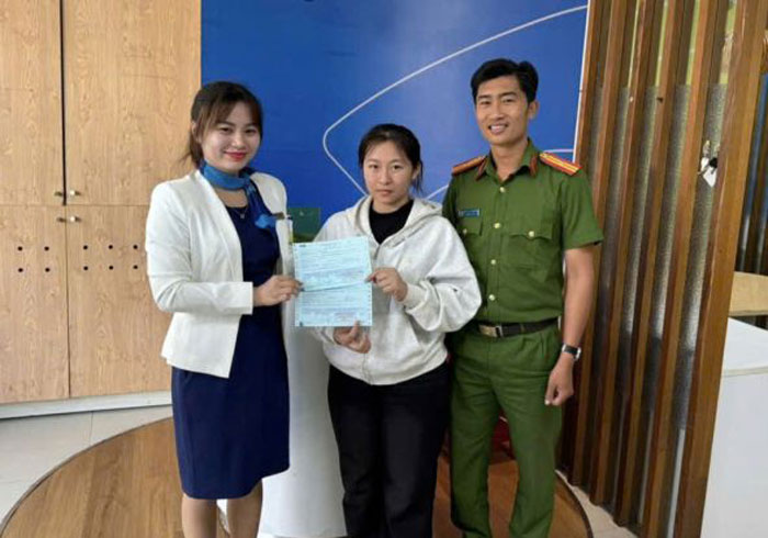 여성 재봉 노동자(가운데)가 잘못 송금한 사람에게 돈을 돌려주기 위해 경찰과 은행에 연락하고 있습니다. 사진: 경찰