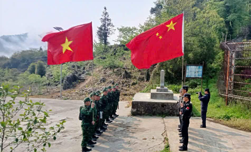 BĐBP tỉnh Tuyên Quang thực hiện nghi thức ngoại giao với lực lượng quản lý biên giới Trung Quốc. Ảnh: Hoàng Chính 