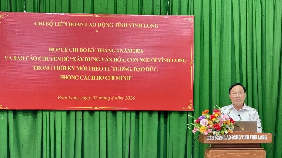 Ông Bùi Văn Hản Em – Phó Trưởng Ban Tuyên giáo và Dân vận Tỉnh ủy Vĩnh Long báo cáo chuyên đề tại buổi sinh hoạt. Ảnh: Hoàng Lộc