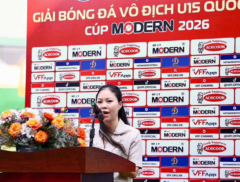 Bà Đinh Thị Thu Trang - Phó Tổng Thư kí VFF, Trưởng ban tổ chức giải phát biểu tại lễ khai mạc. Ảnh: VFF