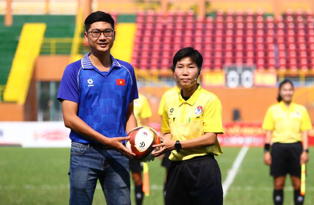 Trao bóng thi đấu chính thức của giải. Ảnh: VFF