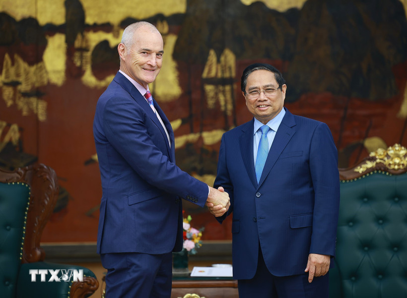 Prime Minister Pham Minh Chinh receives Professor Alec Cameron - Director of RMIT University, Australia. Photo: VNA