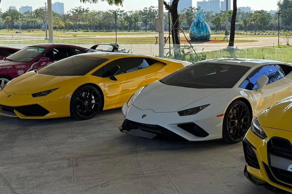 Two supercar models Lamborghini Huracan LP610-4 and Lamborghini Huracan EVO RWD of two different generations appeared simultaneously on the streets of Ho Chi Minh City, attracting the attention of car enthusiasts. Photo: Tu Luong