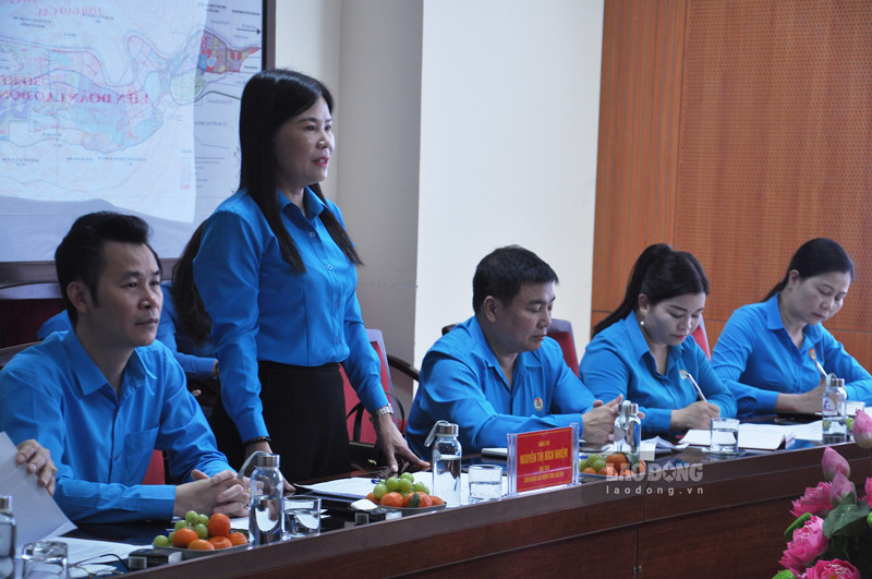 Chủ tịch Liên đoàn Lao động tỉnh Lào Cai Nguyễn Thị Bích Nhiệm nhấn mạnh cần tiếp tục phối hợp với Ban quản lý Khu kinh tế tỉnh trong việc chăm lo, bảo vệ quyền lợi người lao động. Ảnh: Đinh Đại 