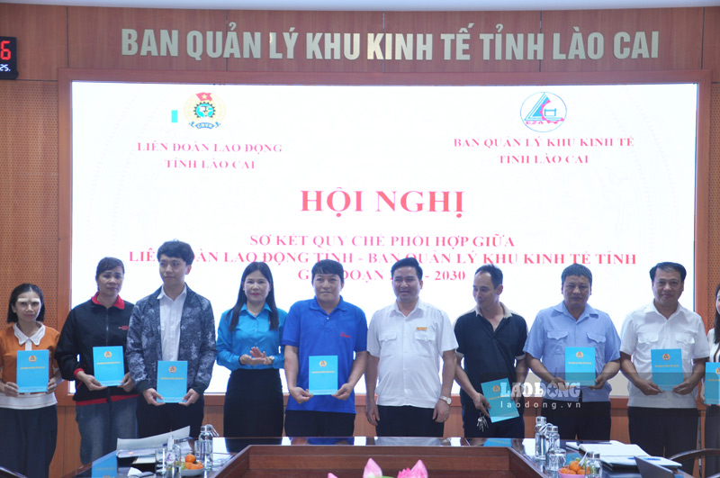 Trao hỗ trợ cho đoàn viên, lao động tại khu kinh tế. Ảnh: Đinh Đại