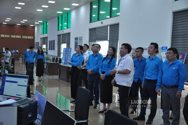 Ông Vương Trinh Quốc thông tin về hoạt động tại trung tâm hành chính ở Cửa khẩu Kim Thành. Ảnh: Đinh Đại