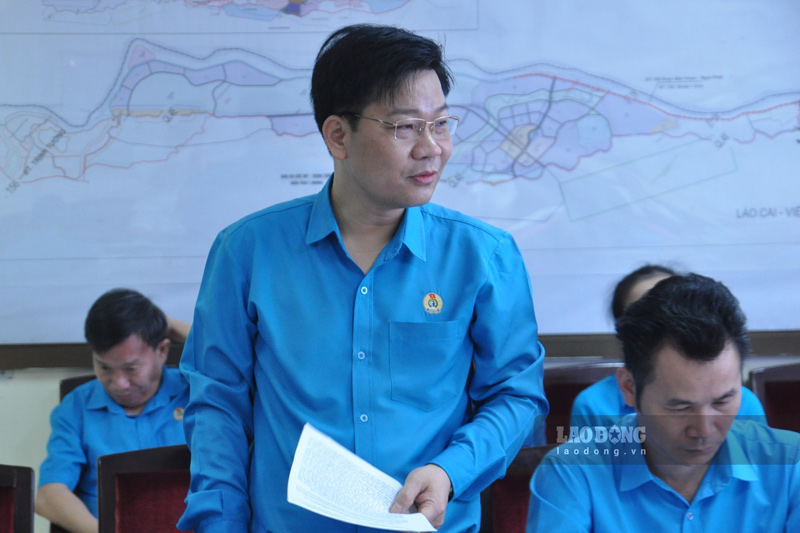 Ông Hoàng Tuấn Hải - Phó Ban Công đoàn các khu công nghiệp Lào Cai cơ sở 2 báo cáo tình hình hoạt động. Ảnh: Đinh Đại