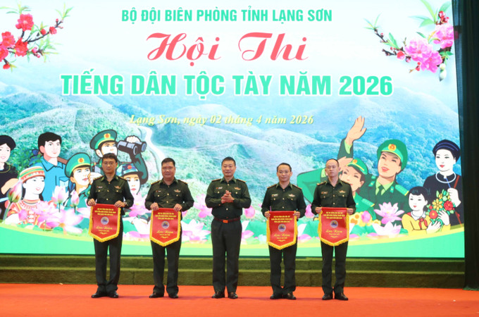 Ban tổ chức trao cờ lưu niệm cho đại diện các cụm thi. Ảnh: Nguyễn Quang Duy