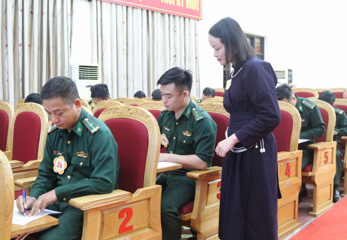 Border Guard officers and soldiers of Lang Son Border Guard perform the Tay ethnic language writing contest. Photo: Nguyen Quang Duy