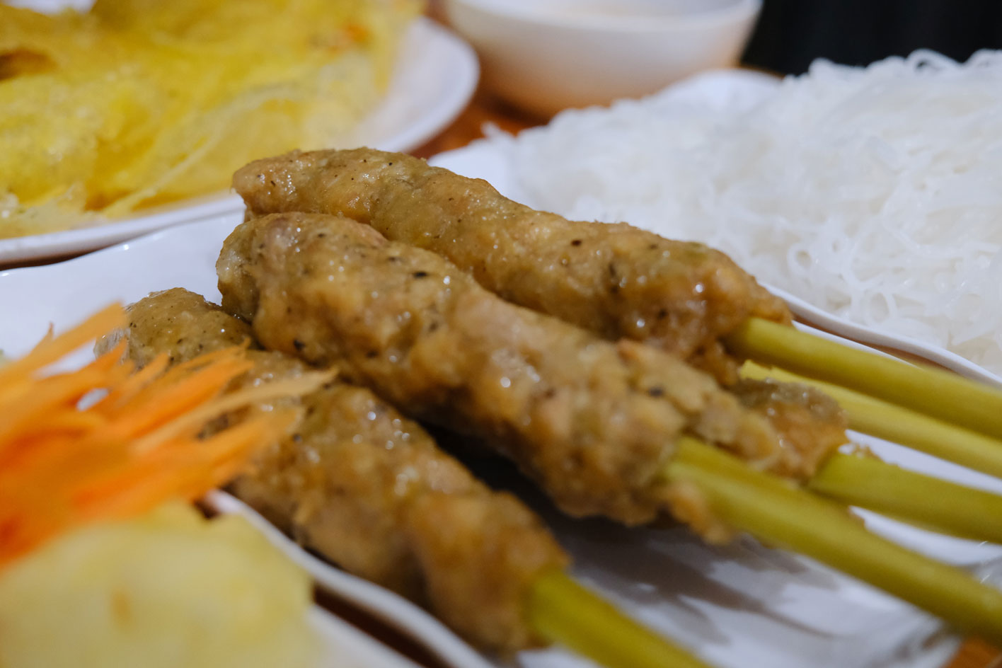 Nem lụi thơm nồng hương xả nướng. Ảnh: Hân Nghiên