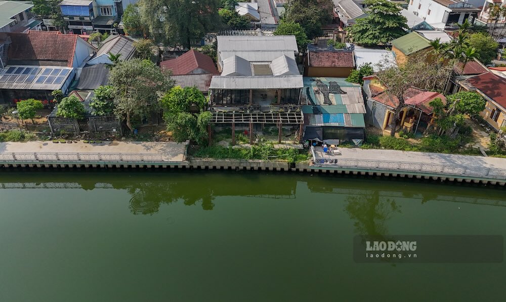 Tuy nhiên, trên toàn tuyến vẫn còn hai khu vực chưa được thi công hoàn chỉnh, các hạng mục như nền đường, lát đá và lắp đặt lan can vẫn đang dang dở.