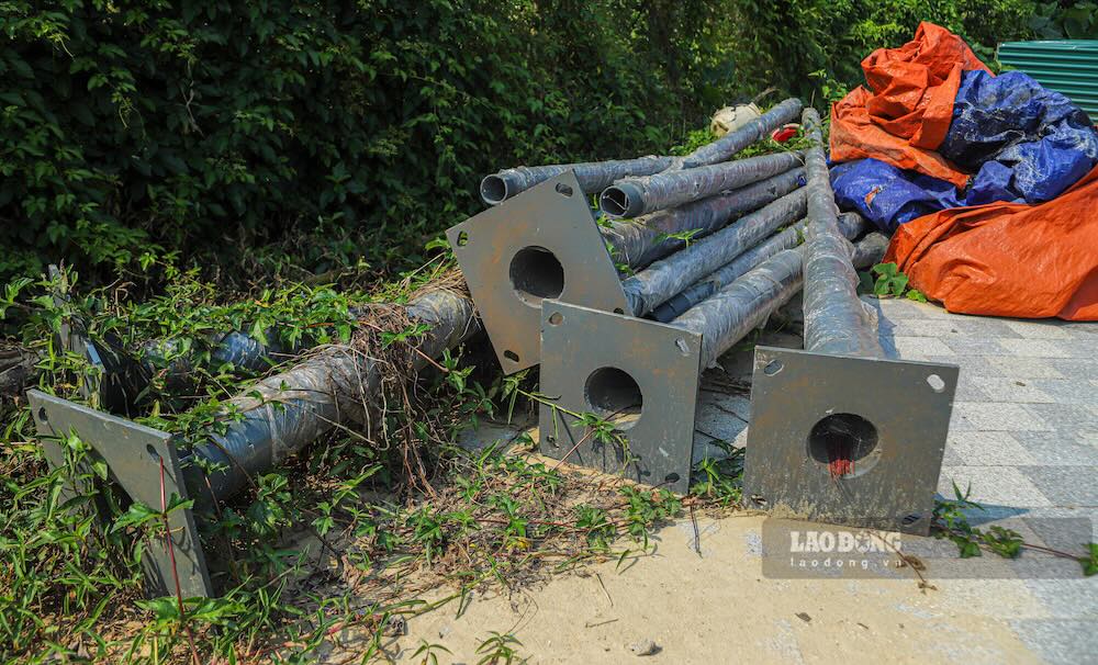 Nhiều vật liệu được tập kết ven đường.