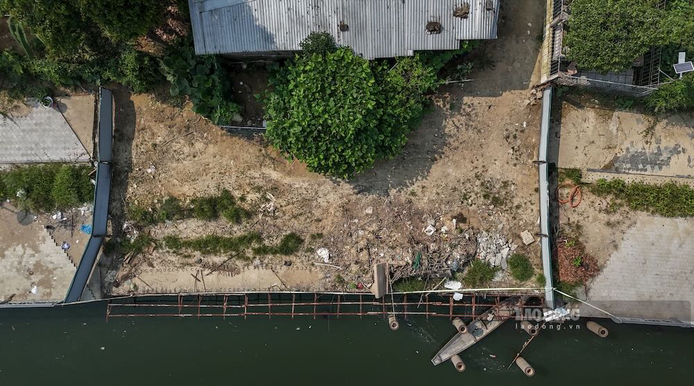 Theo Ban Quản lý dự án Đầu tư xây dựng khu vực 1, nguyên nhân của tình trạng trên là do vướng mắc trong công tác giải phóng mặt bằng, khi còn hai hộ dân chưa bàn giao.