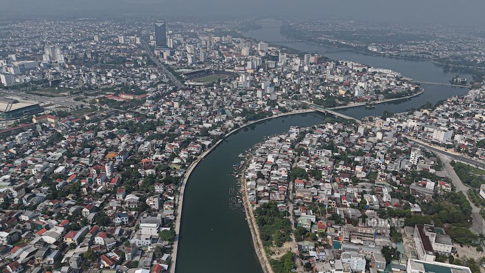 Sau thời gian dài triển khai thi công, đến nay dự án đường đi bộ ven sông Như Ý (TP Huế) vẫn chưa hoàn thành, công trường rơi vào cảnh “im lìm”.