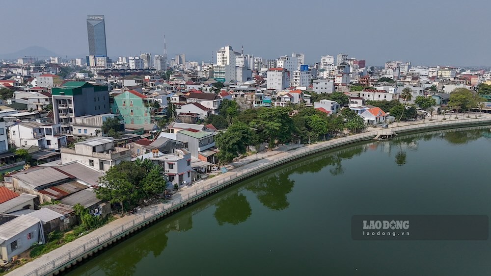 Ghi nhận của PV Báo Lao Động, hiện nay phần lớn các hạng mục trên tuyến đường đi bộ cơ bản đã hoàn thiện, diện mạo dòng sông có nhiều thay đổi rõ rệt.