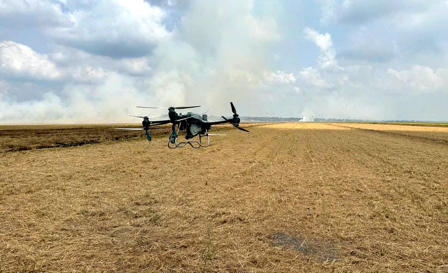 Drones spraying microorganisms to treat straw in the buffer zone of Tram Chim National Park. Photo: Dr. Tran Triet