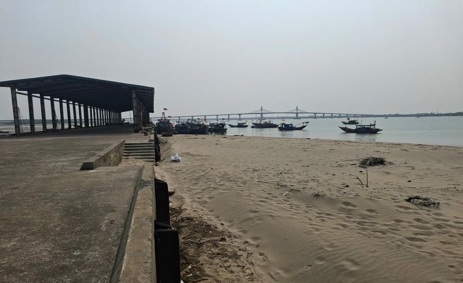 Sand siltation occupies almost the entire anchorage space for ships and boats at Xuan Hoi fishing port. Photo: Tran Tuan