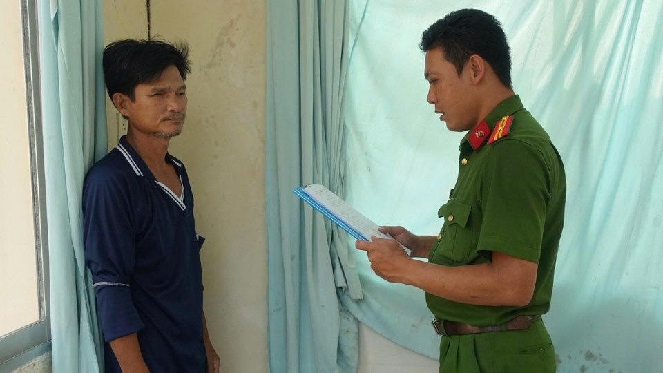 Procesamiento y detención preventiva del acusado relacionado con el caso de apuñalamiento que provocó la muerte en la comuna de Tan Xuan. Foto: Policía de Vinh Long