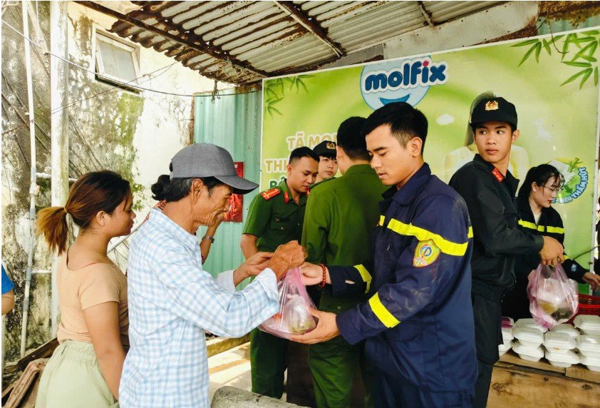 El programa "Comida de amor" ha apoyado 200 comidas para familiares y pacientes en el Hospital de Obstetricia y Pediatría de Phú Yên. Foto: Policía proporcionada