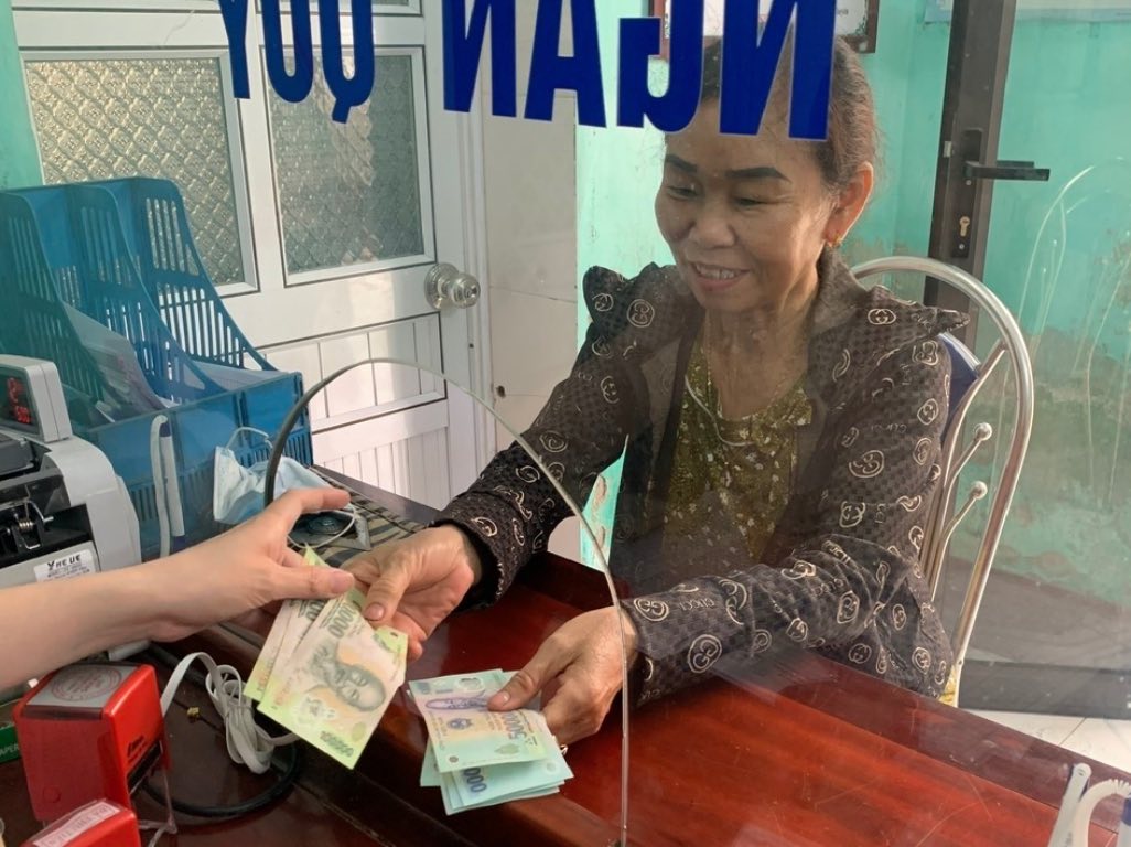 Ms. Tran Thi Chien receives April 2026 pension. Photo: Thuc Quyen