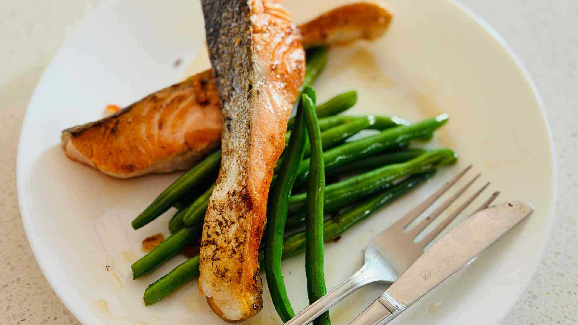 Pan-fried salmon is a healthy dish, rich in omega-3 and contains a lot of natural collagen, which helps improve skin and support weight loss. Graphic photo: Huong Son