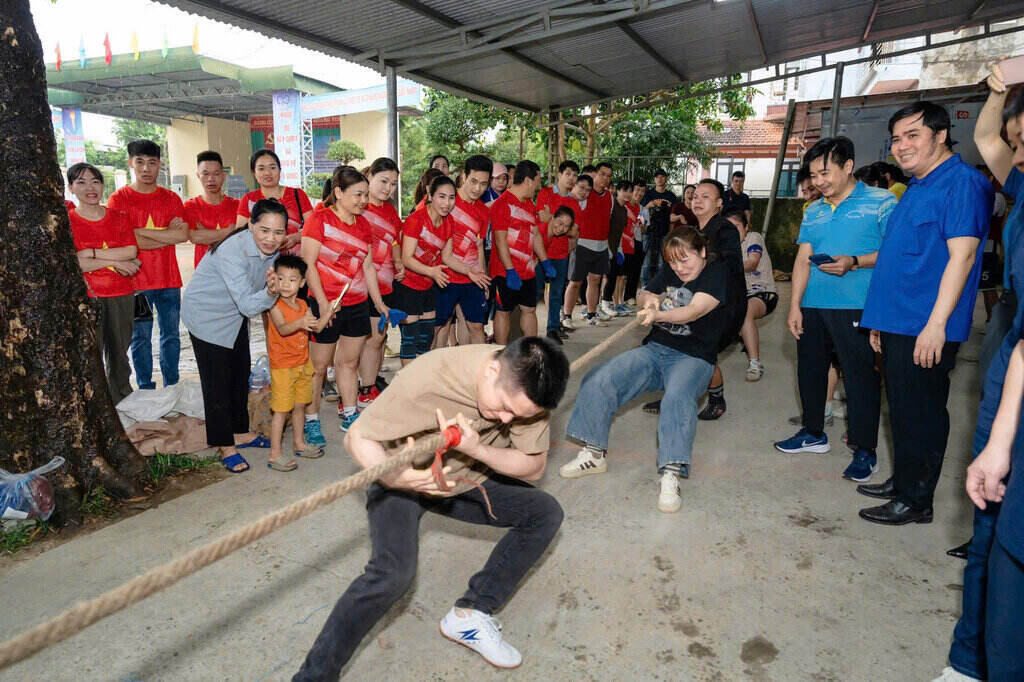 Ky Son Ward Trade Union organizes tug-of-war and sack jumping tournaments among union members and workers. Photo: Provided by unit