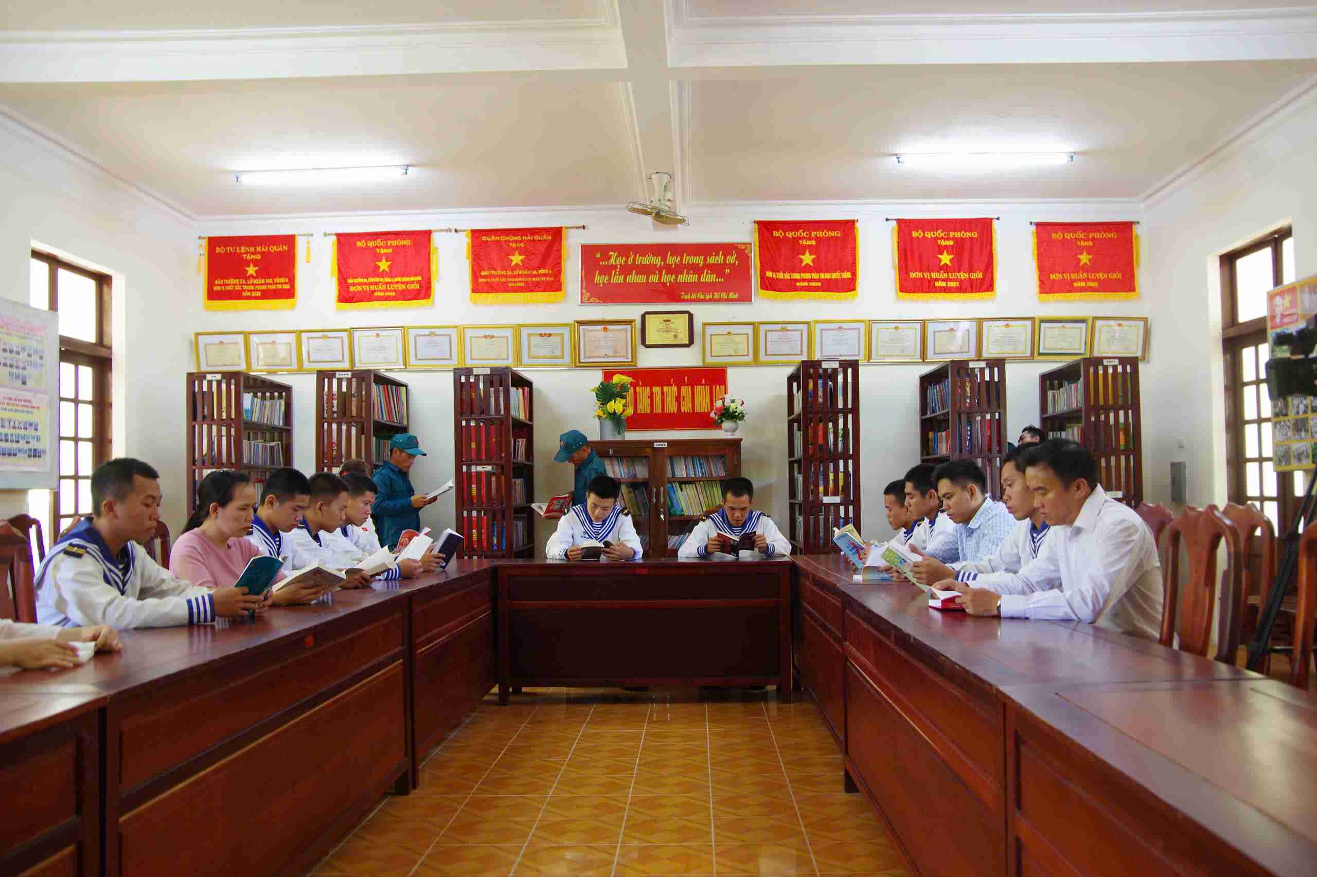 Self-defense militia squad participates in reading, spreading reading culture in Truong Sa special zone. Photo: Thanh Vu