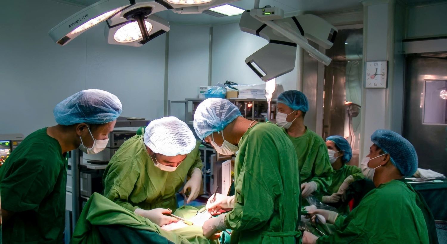Doctors of Quang Tri Provincial General Hospital perform surgery for a rare cancer case. Photo: Quang Tri Provincial General Hospital