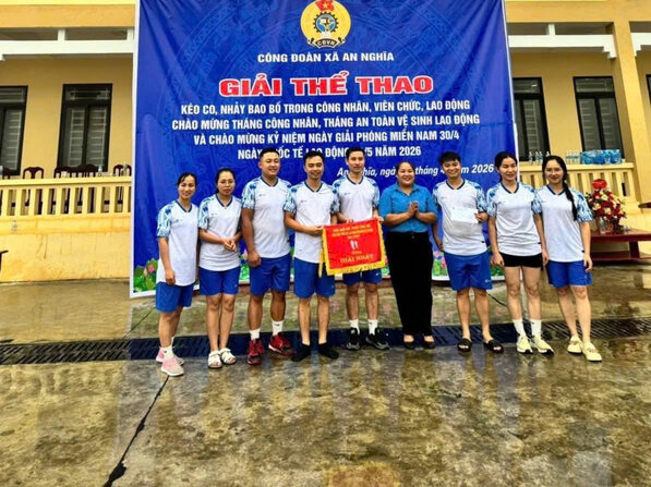 An Nghia Commune Trade Union organizes tug-of-war and sack jumping for union members and workers. Photo: Provided by unit