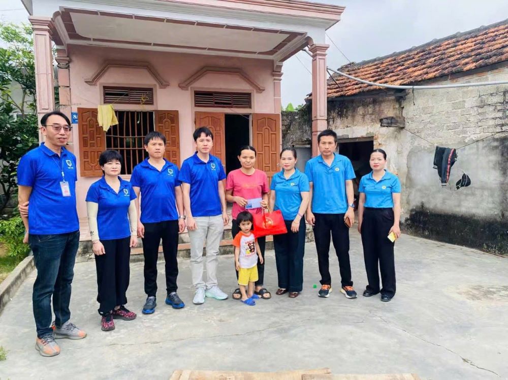 Viet Fast社の労働組合は、困難な状況にある労働者に10個のギフトを贈り、社内の「相互扶助」の精神を広めました。写真:ゲアン省労働組合