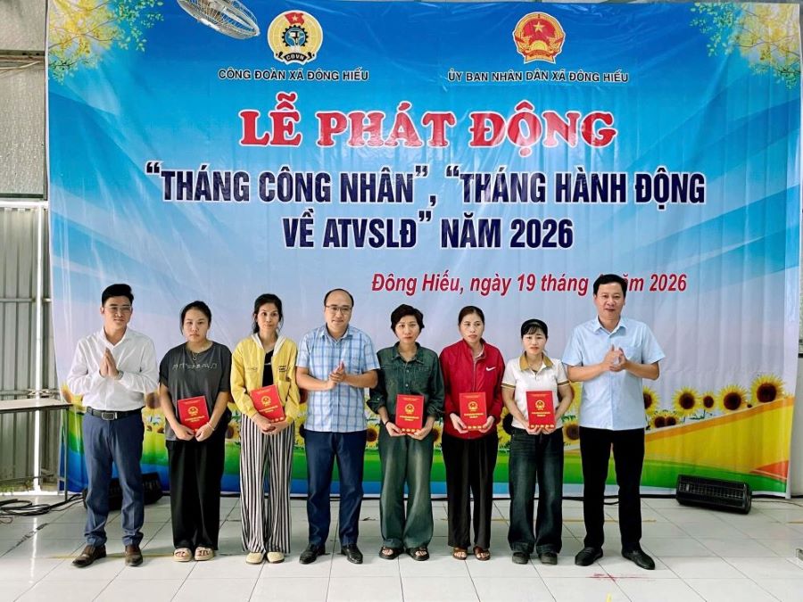 ドンヒエウコミューン労働組合は労働者の月間を発足させ、労働者に多くの支援ギフトを贈呈しました。写真:ゲアン省労働組合