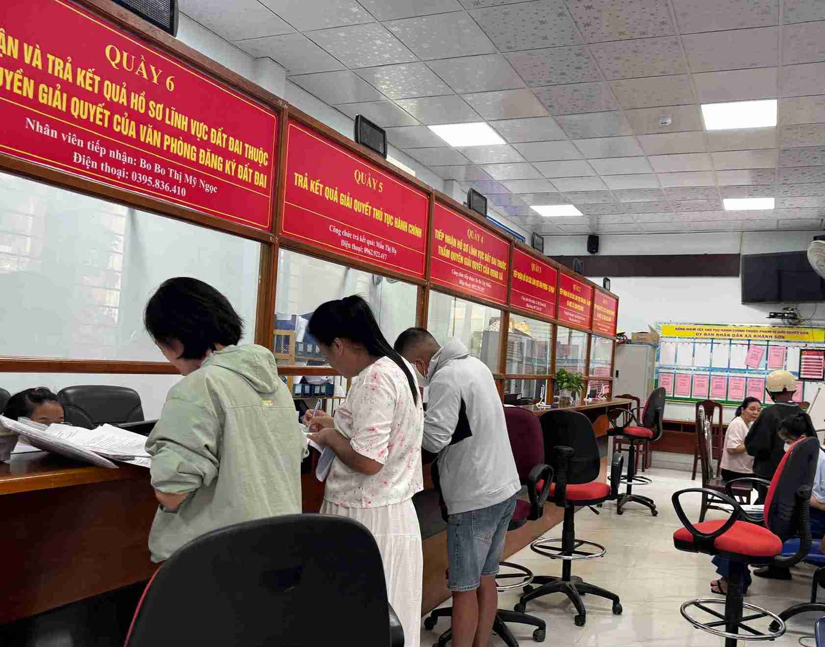 Khanh Hoa province's functional agencies require officials to strongly shift from "management" thinking to "service". Photo: Huu Long