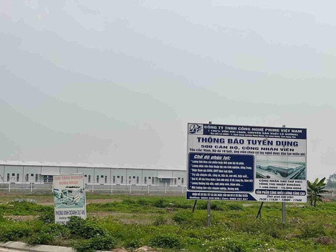 Recruitment notice posted at an industrial cluster in Hung Yen province. Photo: Mai Huong