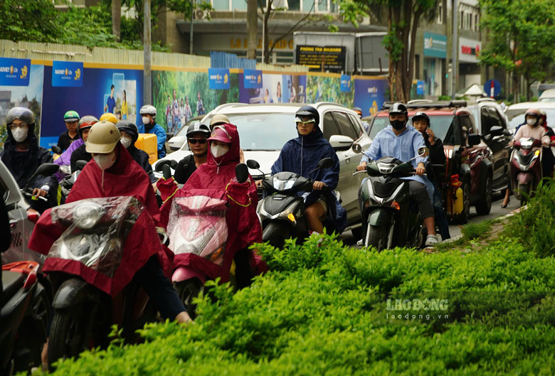 This morning, April 20, Hanoi and some northern provinces and cities had thunderstorms. Photo: To The