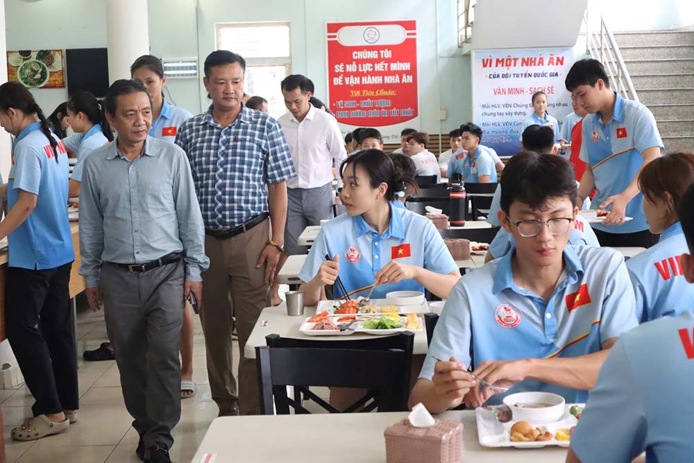 Deputy Minister Hoang Dao Cuong inspects the dining area for the teams at the Ho Chi Minh City National Sports Training Center. Photo: Ministry of Culture, Sports and Tourism