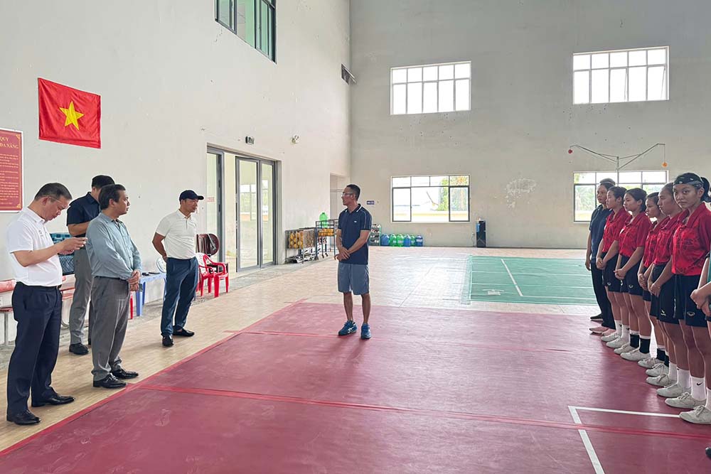 Thứ trưởng Hoàng Đạo Cương kiểm tra công tác huấn luyện các đội tuyển tại  Trung tâm Huấn luyện thể thao quốc gia TPHCM. Ảnh: Bộ VHTTDL