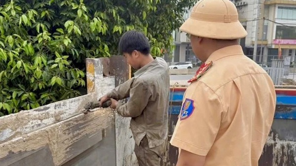 Lực lượng chức năng giám sát việc khôi phục tình trạng ban đầu theo thiết kế của nhà sản xuất. Ảnh: Hoàng Hà