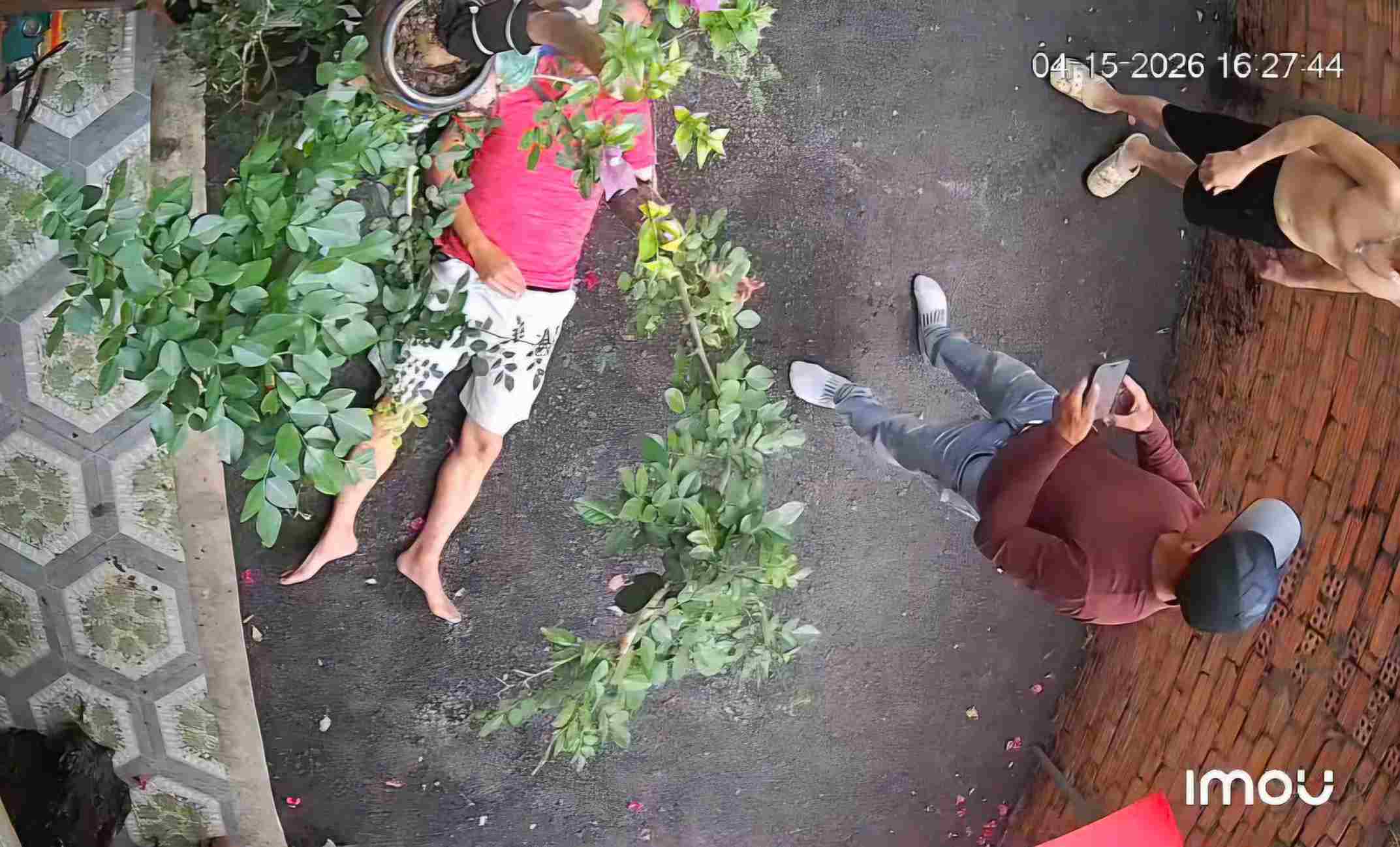 Hiện trường vụ việc ông L bị tấn công dẫn đến bất tỉnh ngay trước cửa nhà. Ảnh: Gia đình cung cấp 