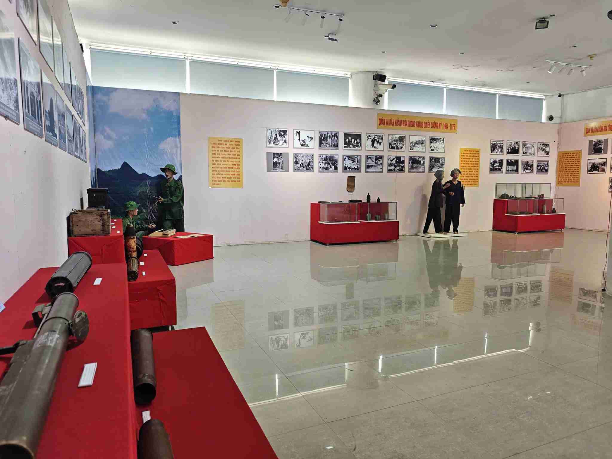 Bảo tàng tỉnh Khánh Hòa tổ chức trưng bày chuyên đề với chủ đề: “Kỷ niệm 51 năm Giải phóng tỉnh Khánh Hòa và 51 năm Ngày Giải phóng miền Nam, thống nhất đất nước”. Ảnh: Nha TRang